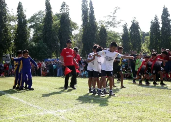 Bakiak, Egrang, dan Gobak Sodor Ramaikan Alun-Alun Ngawi