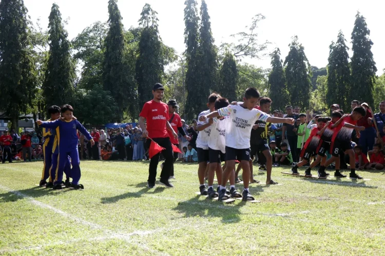 Bakiak, Egrang, dan Gobak Sodor Ramaikan Alun-Alun Ngawi